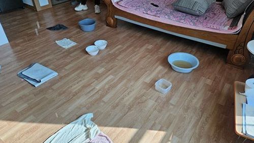 남동구 누수탐지 거실 천장 얼룩과 벽 모서리의 습윤 상태를 확인하는 모습