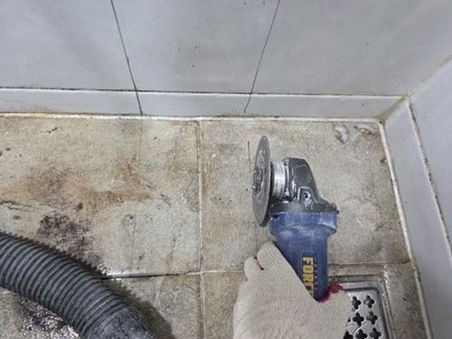 관악구 누수탐지 배관 압력 검사와 가스 탐지 장비를 사용하는 점검 장면