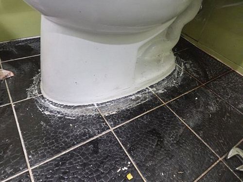 관악구 누수탐지 욕실 변기 주변 바닥 물자국과 배수구 위치를 보여주는 현장 사진