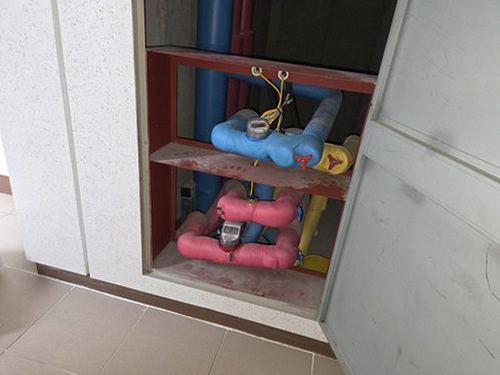 관악구 누수탐지 천장 얼룩 위치와 배관 경로를 비교하는 현장 점검 장면