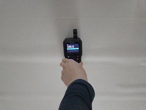 단원구 누수탐지 안방 천장 얼룩 부위와 욕실 배관 위치를 비교하는 현장 점검 장면
