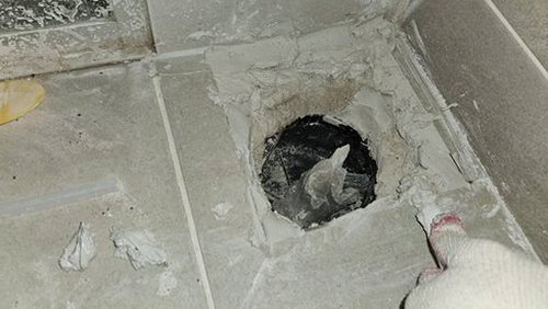 단원구 누수탐지 천장 얼룩의 범위와 수도계량기 별침을 점검하는 모습