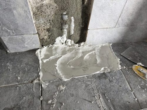 오정구 누수탐지 천장 물자국과 누수 흔적을 확인하는 모습