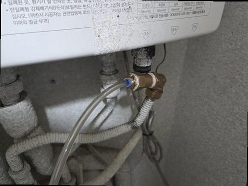 누상동 누수탐지 공압 게이지와 가스탐지기를 활용해 누수 위치를 확인하는 모습