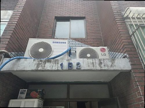 종로구 누수탐지 배관 보수 후 압력 유지 여부를 확인하고 바닥을 미장하는 모습