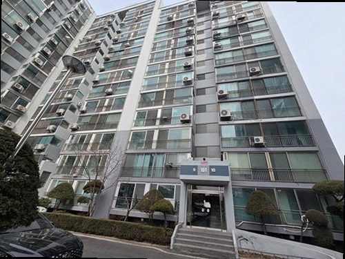 종로구 누수탐지 싱크대 하부장과 벽면의 누수 흔적을 점검하는 모습