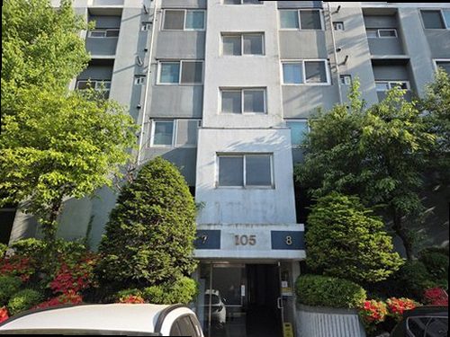종로구 누수탐지 욕실 배수구와 천장 누수 흔적을 비교하는 점검 모습