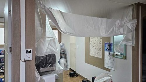 효제동 누수탐지 보수 후 배관 수압을 점검하는 장면
