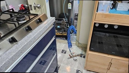 부산 동구 누수탐지 벽지 얼룩과 천장 누수 피해를 확인하는 현장