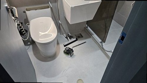 부산 동구 누수탐지 화장실 바닥과 인접한 벽면의 누수 흔적을 확인하는 모습