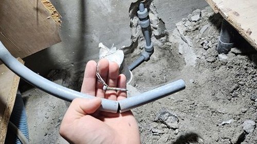 부산 동구 누수탐지 보일러 주변 배관에 공기 압력 검사 장비를 연결한 모습