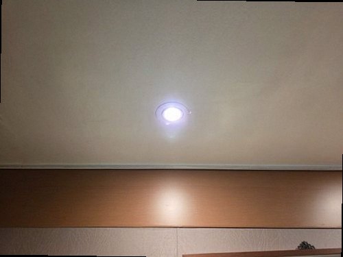 부산 동구 누수탐지 거실 천장 얼룩과 벽지 들뜸을 확인하는 모습