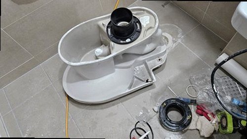천안시 동남구 누수탐지 수도계량기와 욕실 주변 누수 흔적 점검 모습