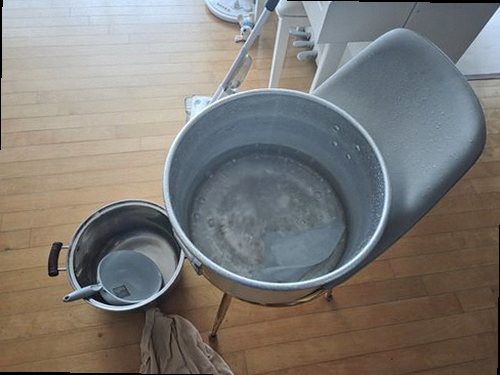 천안시 동남구 누수탐지 배관 공압 검사와 청음탐지 장비를 사용하는 모습