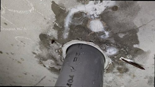 천안시 동남구 누수탐지 천장 얼룩과 누수 흔적을 확인하는 모습