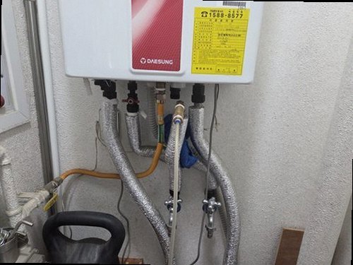 파주 누수탐지 보일러와 난방 분배기 연결 상태를 확인하는 모습