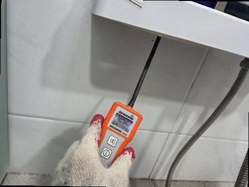 파주 누수탐지 욕실 바닥과 벽면의 누수 흔적을 확인하는 현장