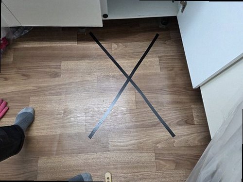 파주 누수탐지 수도계량기 별침과 잠금 밸브를 확인하는 모습