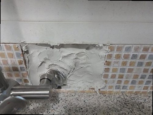 파주 누수탐지 싱크대 하부장과 벽면의 누수 흔적을 확인하는 현장