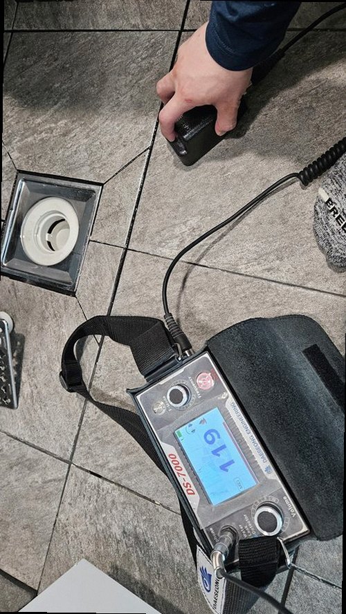 파주 누수탐지 가스탐지기와 청음탐지기를 이용해 누수 위치를 확인하는 모습