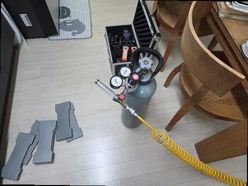 파주 누수탐지 천장에 번진 누수 흔적과 벽면 수분 상태를 확인하는 모습