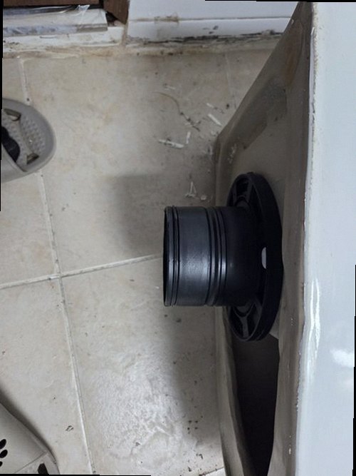 파주 누수탐지 천장 누수 흔적과 수분측정기로 상태를 확인하는 모습