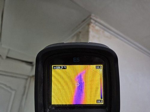 계양구 누수탐지 천장 누수 흔적과 욕실 바닥 상태를 확인하는 장면