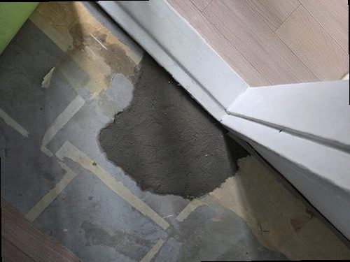 계양구 누수탐지 싱크대 하부 수전 연결부와 배관 상태를 확인하는 모습