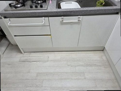 계양구 누수탐지 천장 누수 흔적과 점검 위치를 확인하는 모습