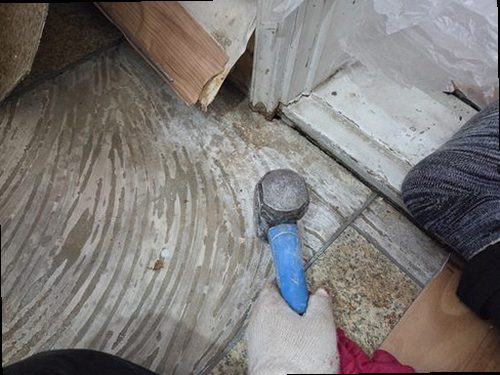 계양구 누수탐지 베란다 벽면과 천장에 나타난 누수 흔적을 확인하는 모습