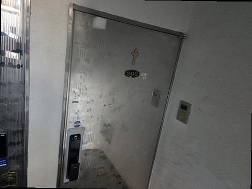 사하구 누수탐지 계량기와 압력 게이지를 확인하며 점검하는 모습