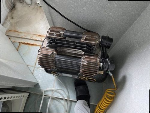 사하구 누수탐지 천장과 벽면의 누수 얼룩 및 수분 상태를 확인하는 모습