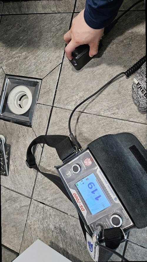 수정구 누수탐지 수도계량기와 배관 압력 게이지를 점검하는 현장
