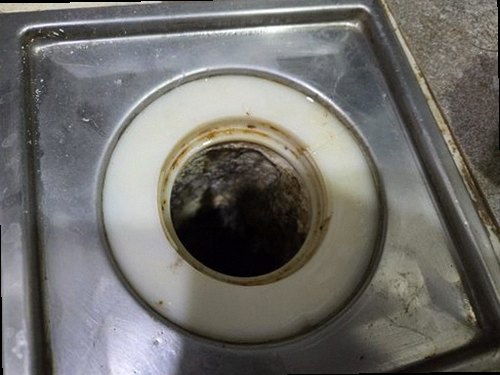 수정구 누수탐지 욕실 천장에 번진 누수 흔적과 들뜬 마감재