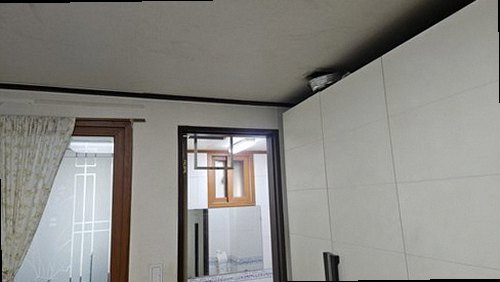 수정구 누수탐지 욕실 바닥 배수구와 타일 방수 상태를 점검하는 모습