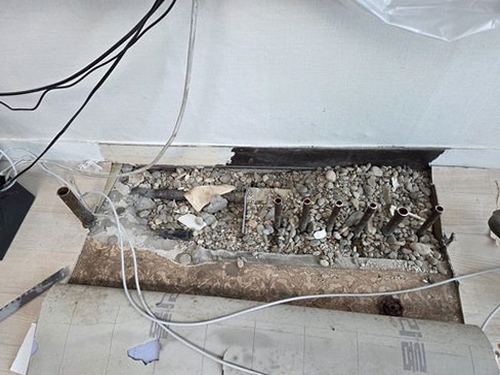 서울 누수탐지 수도 사용을 멈춘 뒤 계량기 별침 움직임을 확인하는 모습