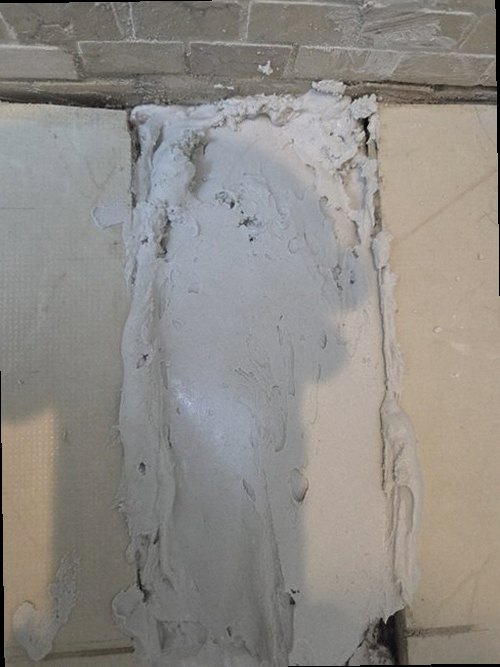 대전 누수탐지 벽과 바닥 모서리에 발생한 누수 흔적과 수분 측정 과정