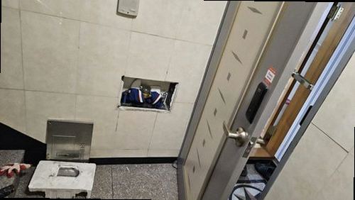 충남 누수탐지 거실 벽면 물자국과 수분 측정 점검 모습