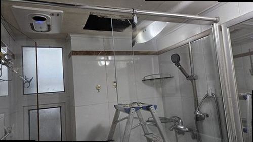 충남 누수탐지 욕실 천장 누수 흔적과 물방울이 맺힌 현장