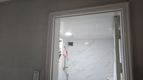화성 누수탐지 집 안의 물 사용을 멈춘 뒤 수도계량기 별침을 살펴보는 모습