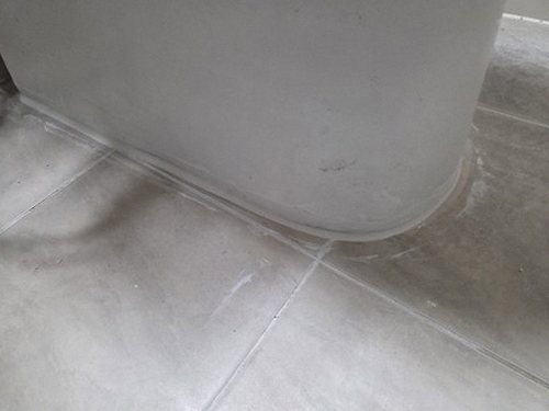 일산 누수탐지 천장 얼룩 부위를 육안으로 점검하는 장면